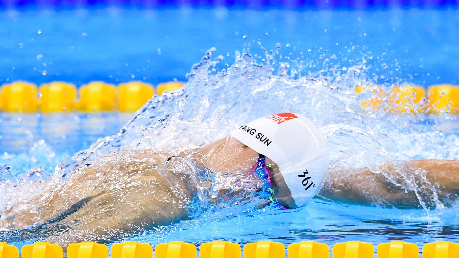 球员多次突破制造威胁带动全场气氛展现强大个人能力,持球队员突破后